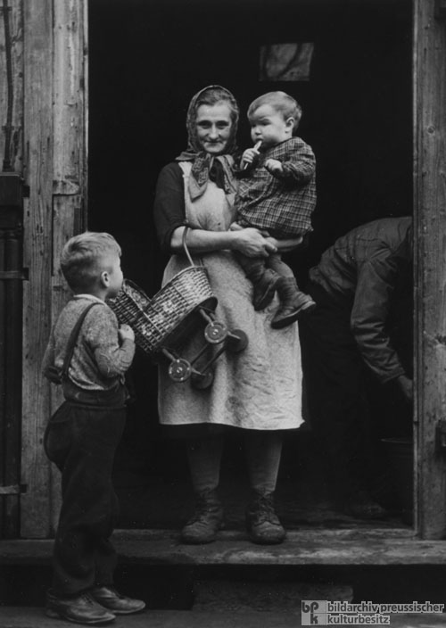 Vertriebenenfamilie im Lager Benthe bei Hannover (1950)